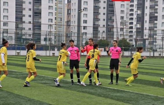 Azize Teyze 40'lı yaşların sonunda adım adım çocukluk hayaline kavuştu! 48 yaşında futbolcu, 54'te antrenör, 55'inde takımın başında - Resim: 4