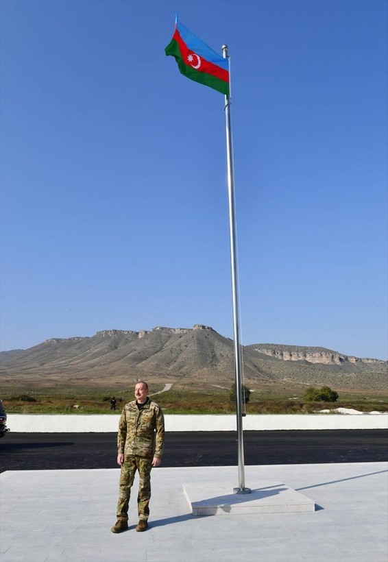 İlham Aliyev, işgalcilerin başkent olarak gördüğü Hankendi'de Azerbaycan bayrağını göndere çekti - Resim: 5