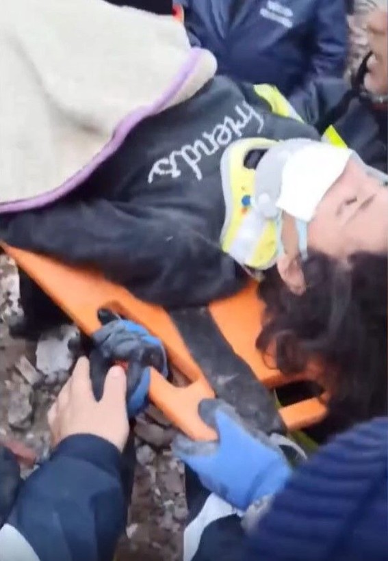 Son Dakika! Yeni günde enkazdan kurtarılan canlar umudu artırdı! 30. saatte bulunanlar, asker abileriyle konuşan çocuklar, uykusundan uyanan minik: Ne oluyor ya - Resim: 11