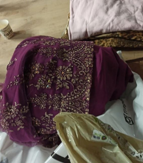 Olmaz olsun böyle yardım! Depremzedeler için gönderilen yardım kolisinden abiye, mayo, topuklu ayakkabı çıktı! - Resim: 7