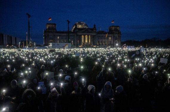 Almanya'da yüz binlerce kişi aşırı sağ ve ırkçılığa karşı ayağa kalktı - Resim: 3