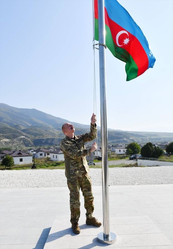 İlham Aliyev, işgalcilerin başkent olarak gördüğü Hankendi'de Azerbaycan bayrağını göndere çekti - Resim: 2