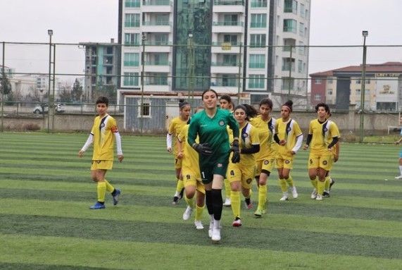 Azize Teyze 40'lı yaşların sonunda adım adım çocukluk hayaline kavuştu! 48 yaşında futbolcu, 54'te antrenör, 55'inde takımın başında - Resim: 13