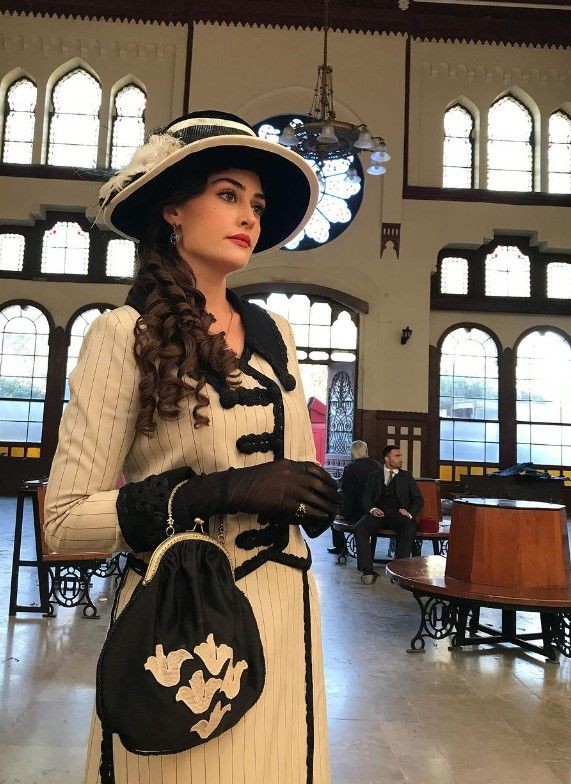 Esra Bilgiç'in otopark pozları nefes kesti! Takipçilerinden yorum yağdı: "Çok seksisin bebeğim🔥" - Resim: 4