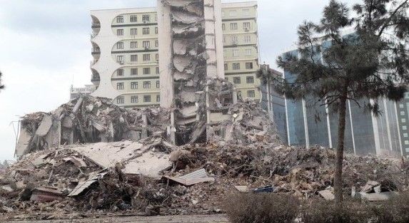 6 Şubat depremlerinde Diyarbakır'da depremde enkaza dönen Galeria Sitesinin 3 müteahhidi ile mühendisi hakim karşısında - Resim: 4