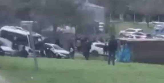 Diyarbakır'da muhtarlık kavgasında kan aktı! Taş, silah ve sopayla saldırdılar - Resim: 16