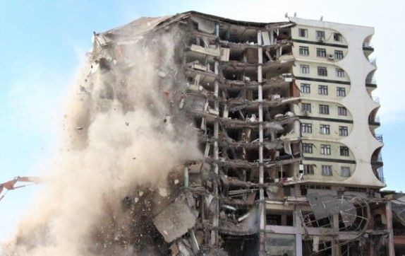 6 Şubat depremlerinde Diyarbakır'da depremde enkaza dönen Galeria Sitesinin 3 müteahhidi ile mühendisi hakim karşısında - Resim: 7