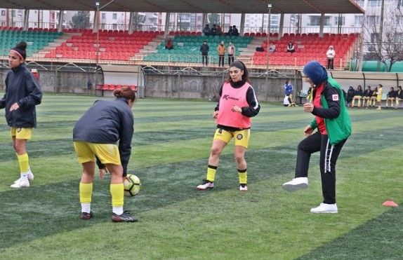 Azize Teyze 40'lı yaşların sonunda adım adım çocukluk hayaline kavuştu! 48 yaşında futbolcu, 54'te antrenör, 55'inde takımın başında - Resim: 9