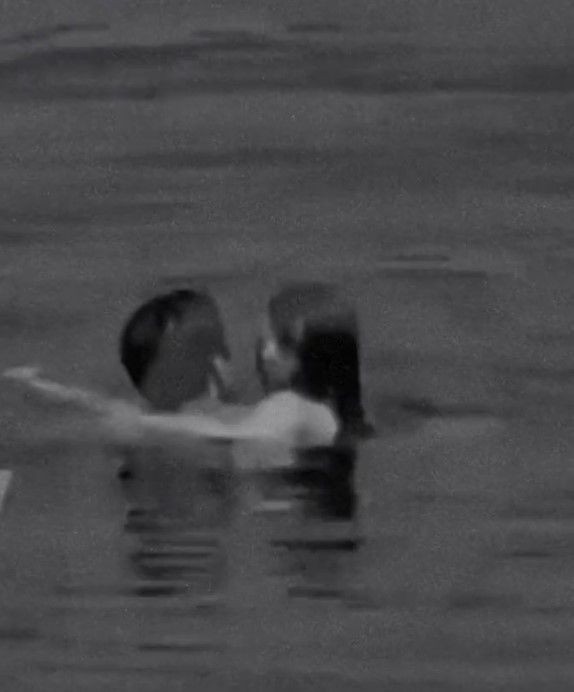 Mert Ramazan Demir ile Afra Saraçoğlu dudak dudağa yakalandı! Yalı Çapkını'nın aşıkları denizde sarmaş dolaş - Resim: 12