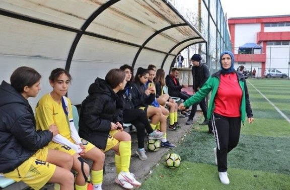 Azize Teyze 40'lı yaşların sonunda adım adım çocukluk hayaline kavuştu! 48 yaşında futbolcu, 54'te antrenör, 55'inde takımın başında - Resim: 3