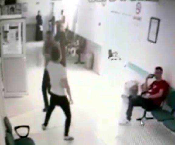Şanlıurfa'da aile hekimine bıçaklı saldırı! O anlarda bir vatandaşın rahatlığı 'pes' dedirtti - Resim: 3