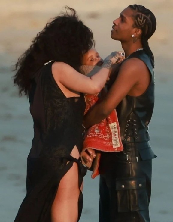 Dünyaca ünlü şarkıcı Rihanna geçen yıl kucağına aldığı bebeğinin ilk doğum gününü kutladı - Resim: 7
