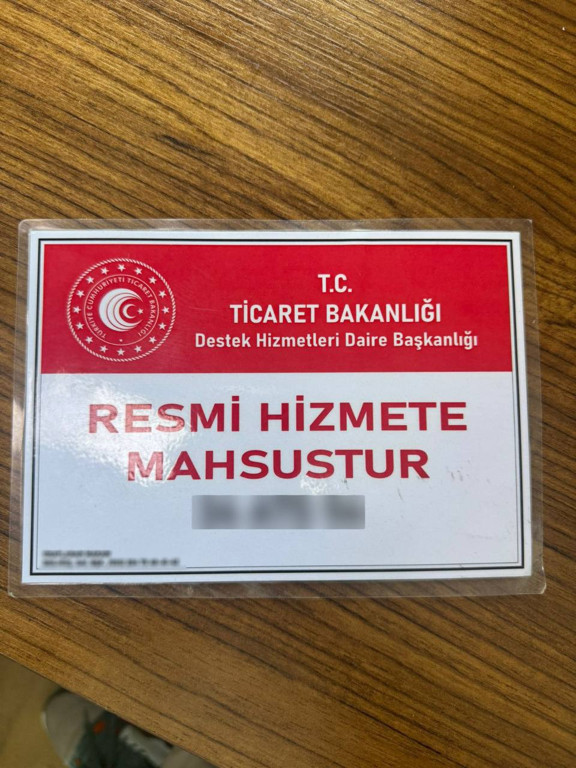 Manken Şevval Şahin'in bindiği araçtaki 'Resmi Hizmete Mahsustur' yazısı sahte çıktı - Resim : 2