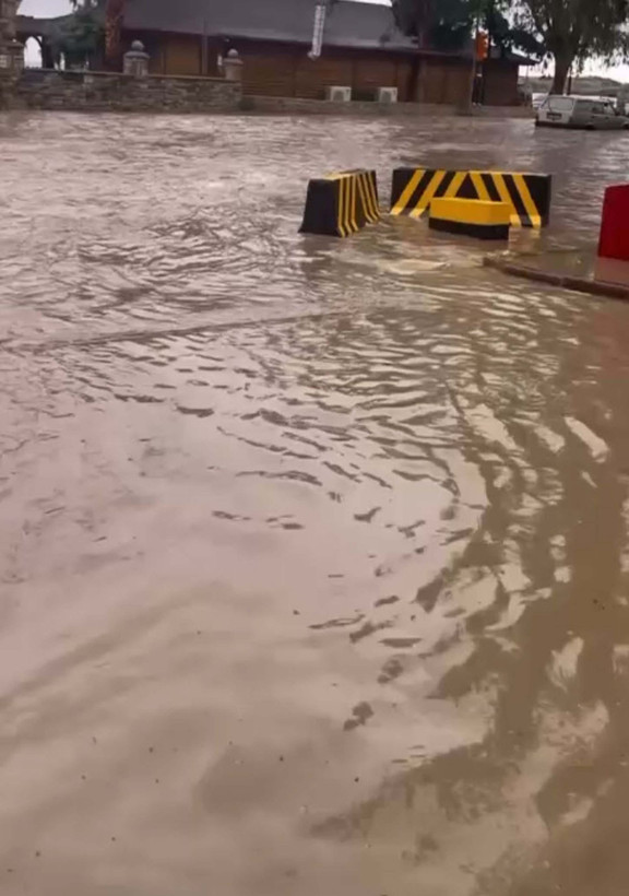 İzmir'i sağanak vurdu! Ev ve işyerlerini su bastı, 1 kişi kayıp - Resim: 13