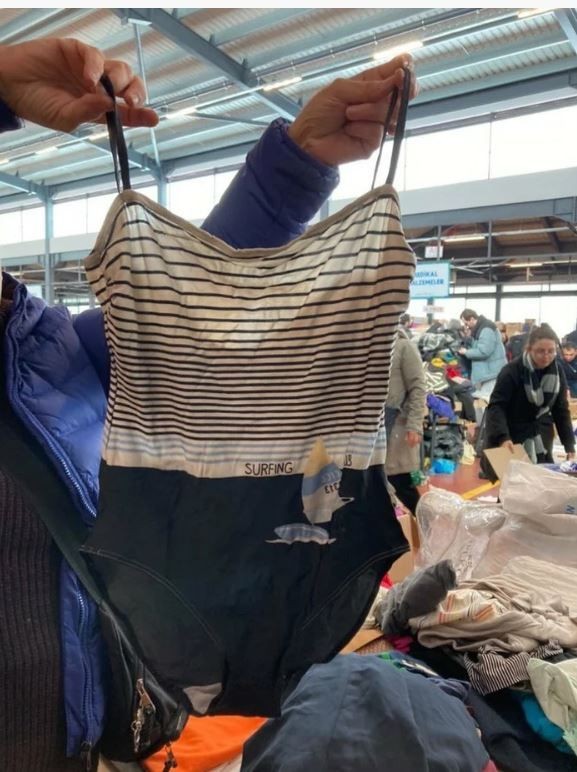 Olmaz olsun böyle yardım! Depremzedeler için gönderilen yardım kolisinden abiye, mayo, topuklu ayakkabı çıktı! - Resim: 5