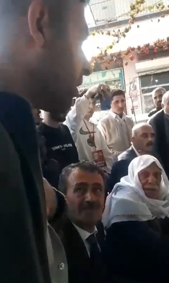 Adana'da DEM Parti'nin seçim pankartları indirildi CHP'li Zeydan Karalar özür diledi - Resim : 3