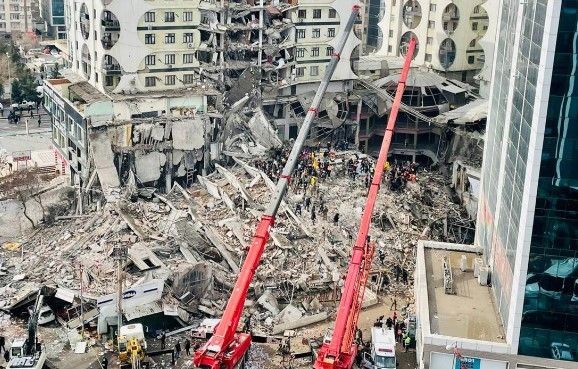 6 Şubat depremlerinde Diyarbakır'da depremde enkaza dönen Galeria Sitesinin 3 müteahhidi ile mühendisi hakim karşısında - Resim: 5