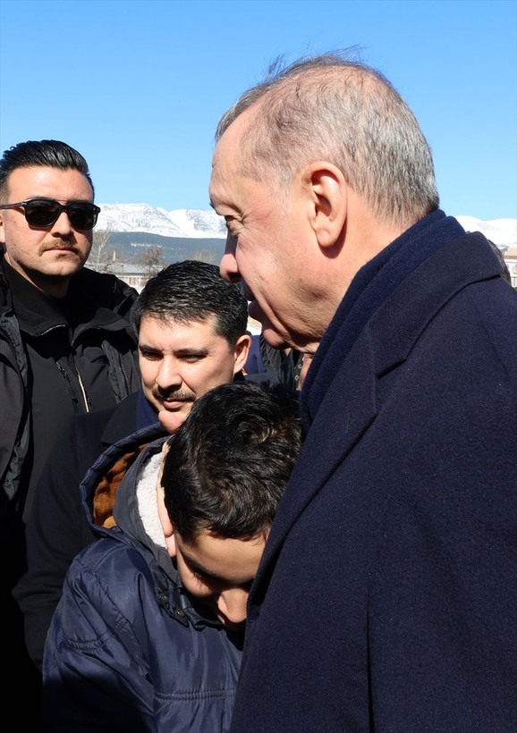 Cumhurbaşkanı Recep Tayyip Erdoğan, Onikişubat Stadyumu'nda kurulan çadır kentte vatandaşlarla görüştü - Resim: 10
