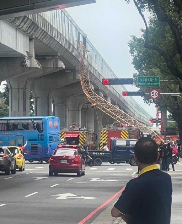 Tayvan'da feci olay! İnşaat vinci metronun üzerine düştü: 1 ölü, 8 yaralı - Resim: 3