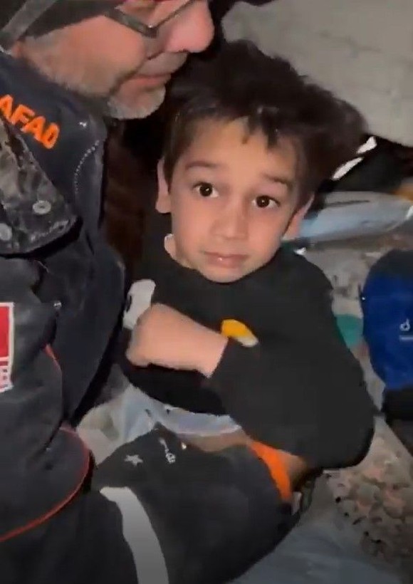 Son Dakika! Yeni günde enkazdan kurtarılan canlar umudu artırdı! 30. saatte bulunanlar, asker abileriyle konuşan çocuklar, uykusundan uyanan minik: Ne oluyor ya - Resim: 14