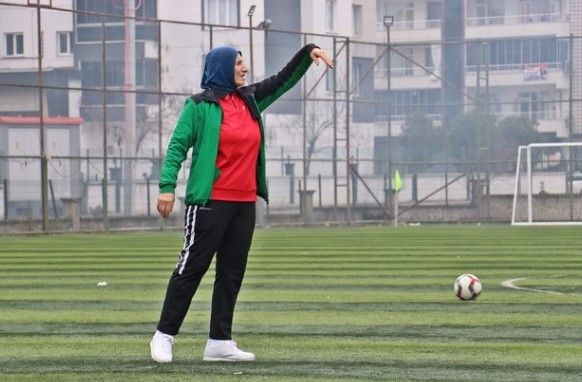 Azize Teyze 40'lı yaşların sonunda adım adım çocukluk hayaline kavuştu! 48 yaşında futbolcu, 54'te antrenör, 55'inde takımın başında - Resim: 8