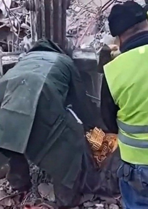 Enkaz altından çıkarılan bir çanta dolusu altın kemerin sahibi bulundu - Resim: 2