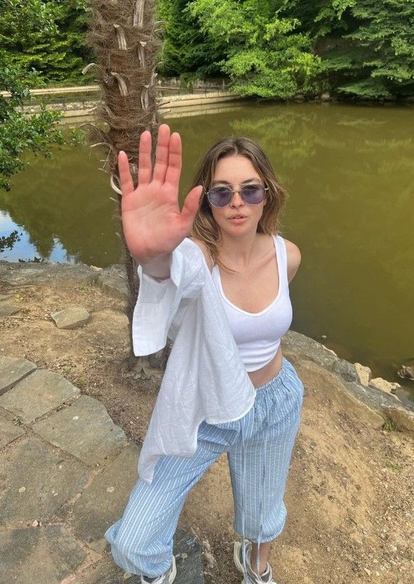 Melis Sezen transparan dantelli elbisesiyle sosyal medyayı yaktı geçti🔥 İşte Melis Sezen'in yürek hoplatan pozları 📸 - Resim: 2
