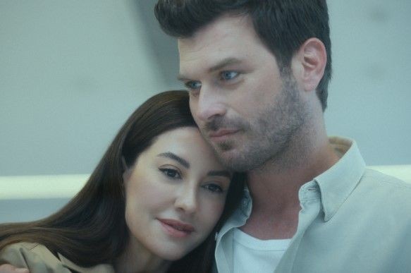 Kıvanç Tatlıtuğ'dan gündem olan paylaşım! Kucağında poz verdiği kareyi paylaştı! Bebek Kurt Efe mi? - Resim: 2