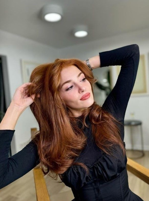 İmaj değişikliğiyle hayranlarını ikiye bölen Hande Erçel'den kızıl pozlar - Resim: 3