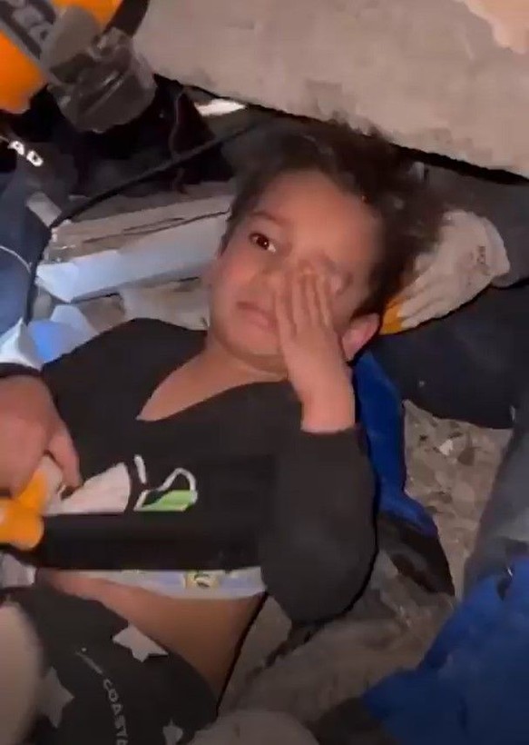 Son Dakika! Yeni günde enkazdan kurtarılan canlar umudu artırdı! 30. saatte bulunanlar, asker abileriyle konuşan çocuklar, uykusundan uyanan minik: Ne oluyor ya - Resim: 13