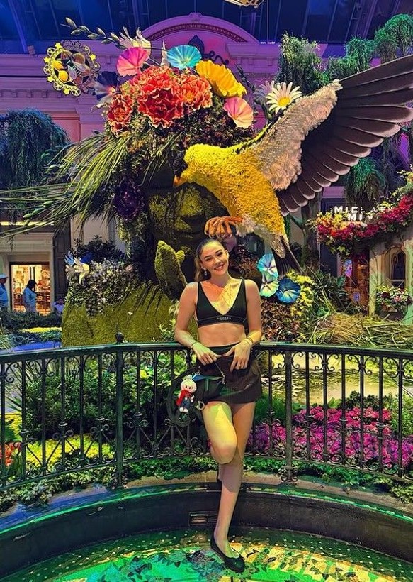 Kaptan Zehra Güneş'in Vegas çıkarması! Sütyen etek kombinine yorum yağdı - Resim: 11
