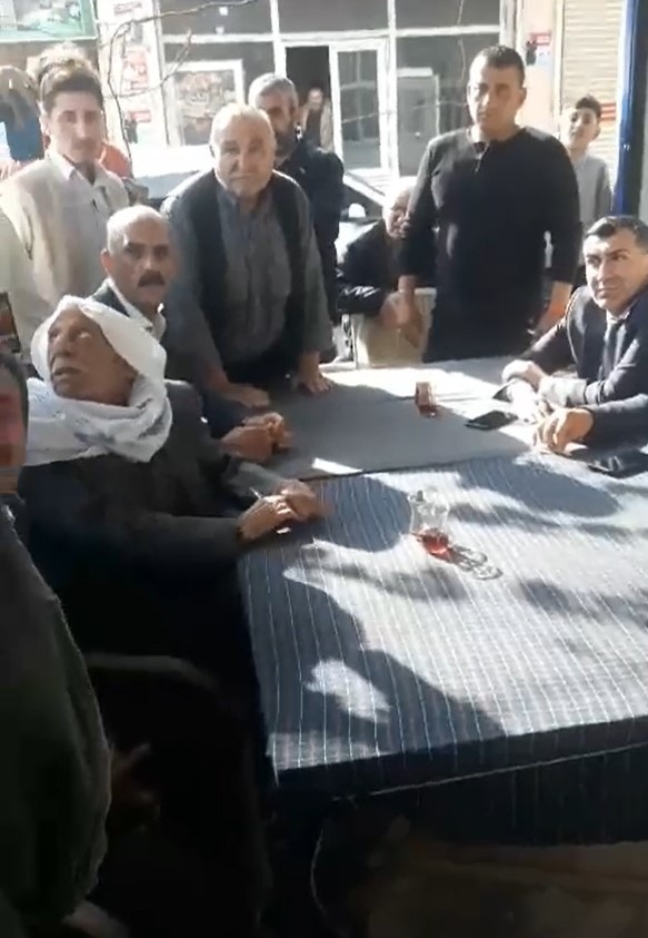 Adana'da DEM Parti'nin seçim pankartları indirildi CHP'li Zeydan Karalar özür diledi - Resim : 1