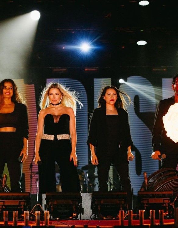 Hadise dekoltesini paylaştı! Takipçisi yorumu patlattı: Aç memelerini sen de kurtul biz de - Resim: 17