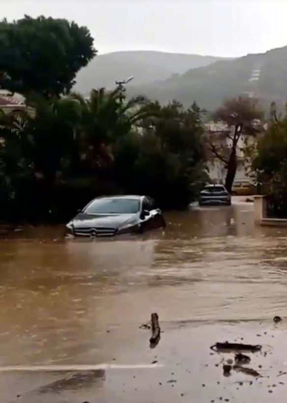 İzmir'i sağanak vurdu! Ev ve işyerlerini su bastı, 1 kişi kayıp - Resim: 7