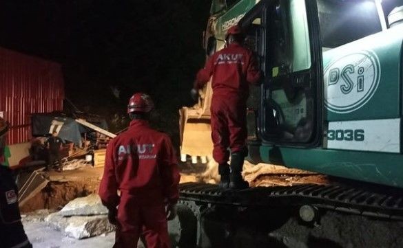 Giresun'da fabrikada göçük! Toprak altında kalan işçi için çalışmalar devam ediyor - Resim: 4