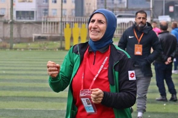 Azize Teyze 40'lı yaşların sonunda adım adım çocukluk hayaline kavuştu! 48 yaşında futbolcu, 54'te antrenör, 55'inde takımın başında - Resim: 11