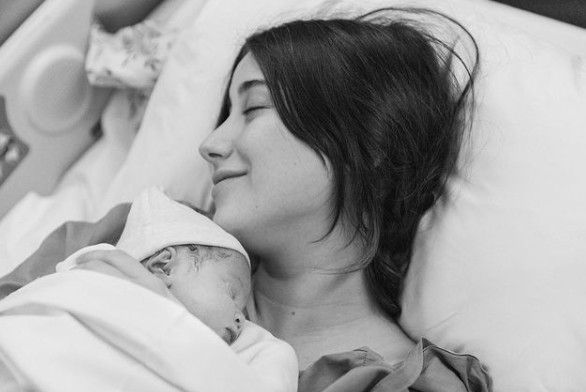 Hazal Kaya, eşi Ali Atay'ın doğum günü dudak dudağa verdikleri pozla kutladı: Beğeni ve yorum yağdı - Resim: 5
