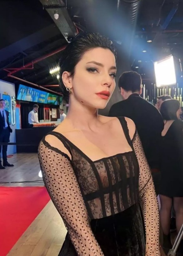 Merve Boluğur siyah transparan kıyafetiyle dikkatleri üzerine çekti! "Resmen kıyafetin azizliğine uğramış" - Resim: 7