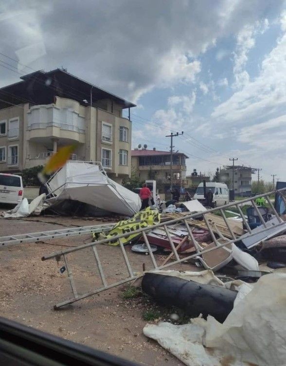 Kahramanmaraş'ta fırtına depremzedelerin çadırlarını uçurdu! Yaralılar var - Resim: 1