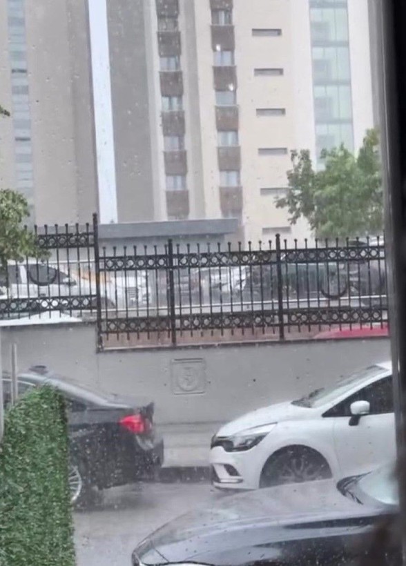 İstanbul'u dolu vurdu! Hazırlıksız yakalananlar zor anlar yaşadı - Resim: 3