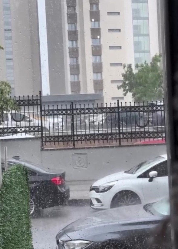İstanbul'u dolu vurdu! Hazırlıksız yakalananlar zor anlar yaşadı - Resim: 4