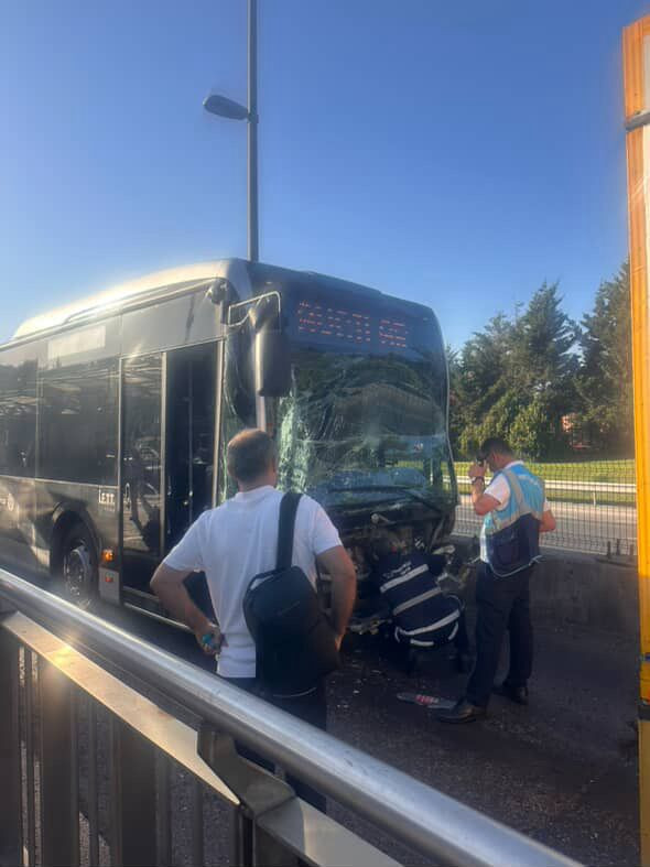 Kadıköy'de 2 metrobüs çarpıştı! Çok sayıda ekip bölgeye sevk edildi - Resim : 1