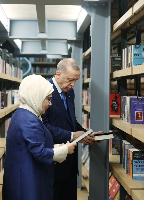 Cumhurbaşkanı Erdoğan, Rami Kütüphanesi'nin Açılış Törenine katıldı, kütüphane gezisi esnasında öğrencilerle çekilen fotoğraflar iç ısıttı - Resim: 11