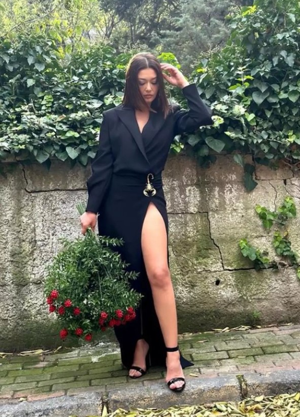 Nurgül Yeşilçay derin yırtmaçlı kıyafetiyle kamera karşısına geçti! Güzelliğiyle herkesi hayran bıraktı - Resim: 7