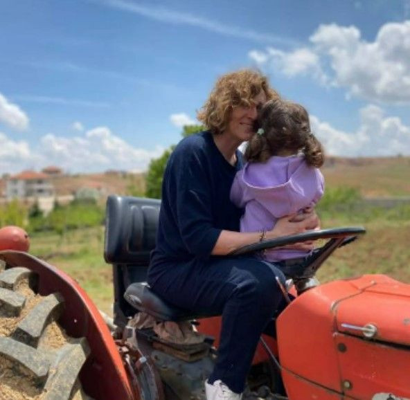 Sinem Kobal'ın annesi kuralları bozdu! Kim Milyoner Olmak İster'in sunucusu Kenan İmirzalıoğlu'nun kızlarına bir bakın! İlk defa Nuray Kobal paylaştı - Resim: 12