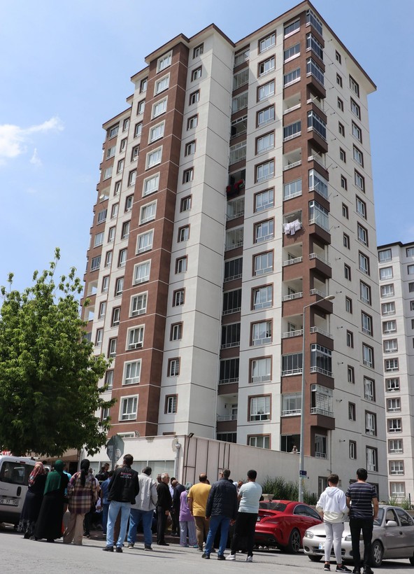 Kayseri'de facia! Çocuğunu kurtarmak isteyen anne kucağındaki çocuğu ile 13. kattan düştü: 3 ölü - Resim: 8