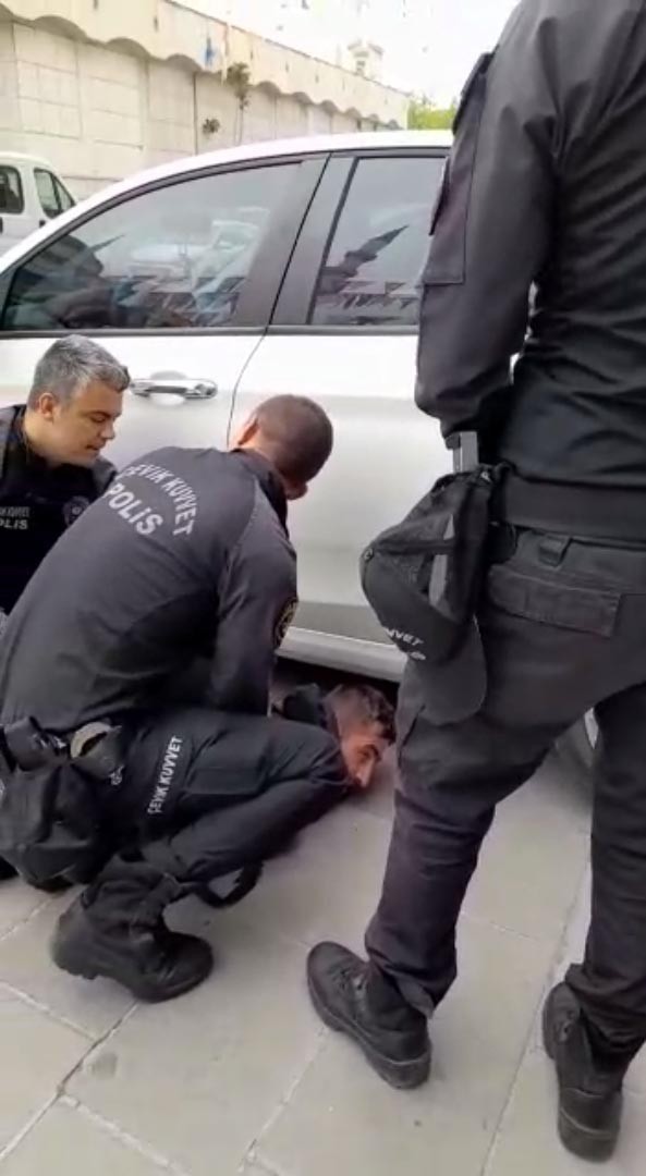 SON DAKİKA! AK Parti Ankara İl Başkanlığı binasına yönelik taşlı saldırı gerçekleştirildi - Resim : 3