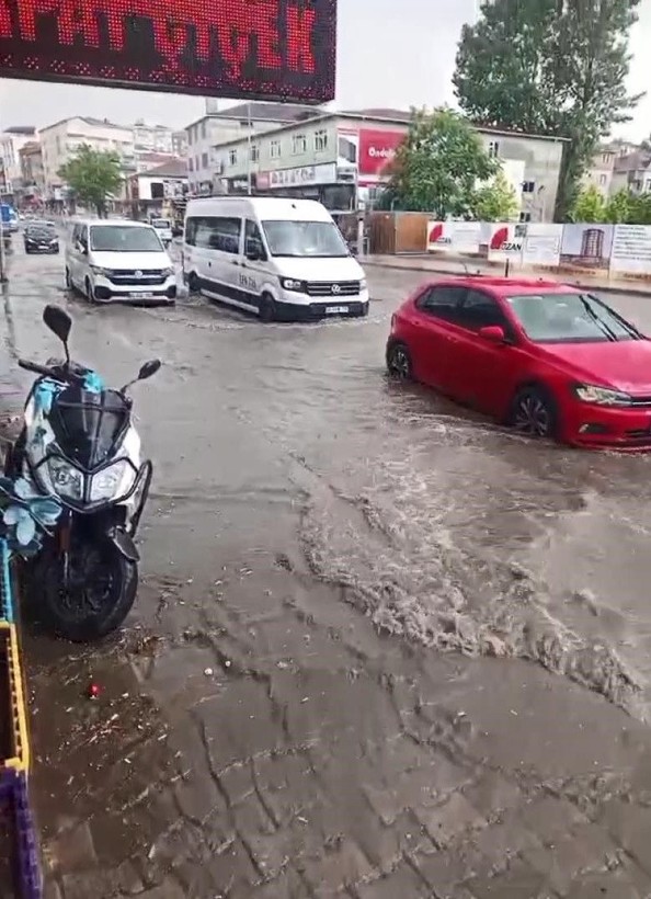 İstanbul'u dolu vurdu! Hazırlıksız yakalananlar zor anlar yaşadı - Resim: 5