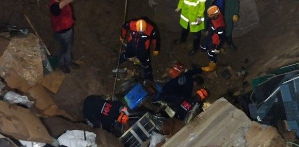 Giresun'da fabrikada göçük! Toprak altında kalan işçi için çalışmalar devam ediyor - Resim: 3