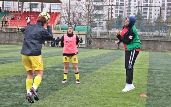 Azize Teyze 40'lı yaşların sonunda adım adım çocukluk hayaline kavuştu! 48 yaşında futbolcu, 54'te antrenör, 55'inde takımın başında - Resim: 16